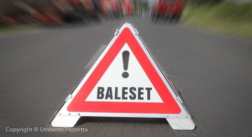 Két autó karambolozott a 8-as főúton, teljes útzárat rendeltek el