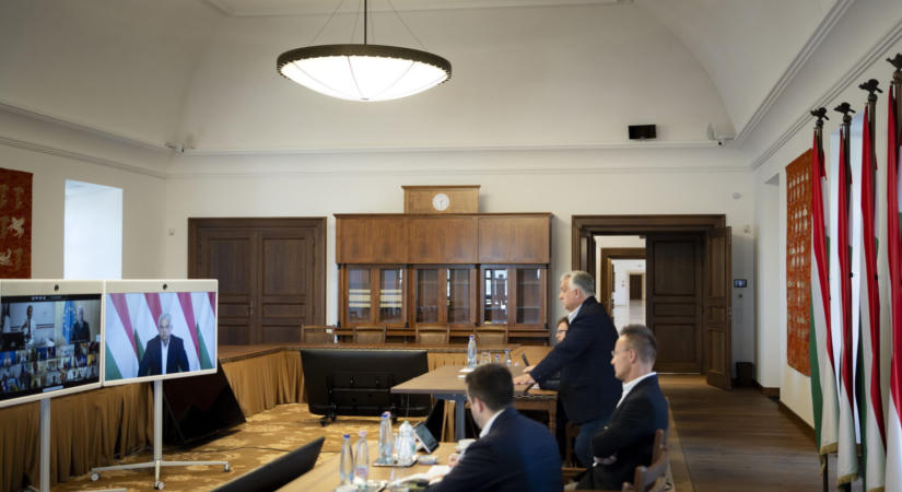 Szijjártó Péterék a reptéri VIP-várókban, 266 milliós lámpák a Karmelitában