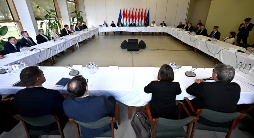 Rendkívüli kormányülést jelentett be Magyar Péter, a honvédség központjában kell döntést hozniuk