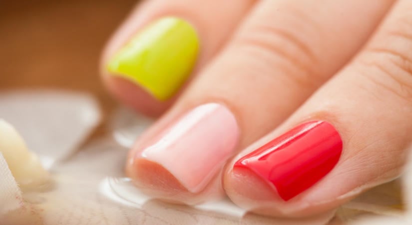 A tudósok lerántják a leplet: A körmök hossza és színe így befolyásolja a nők vonzerejét