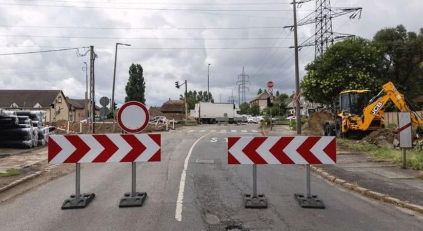 Itt az új időpont! Az eső miatt el kellett halasztani az aszfaltozást Debrecenben