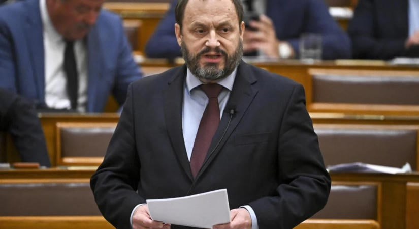 A kormány benyújtotta az Országgyűlés elé az adótörvényeket, megduplázná a családi pótlékot és emelné a nyugdíjakat