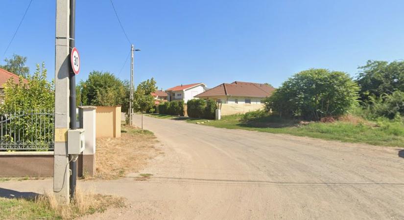 Szilárd burkolatot kap egy földút Debrecenben