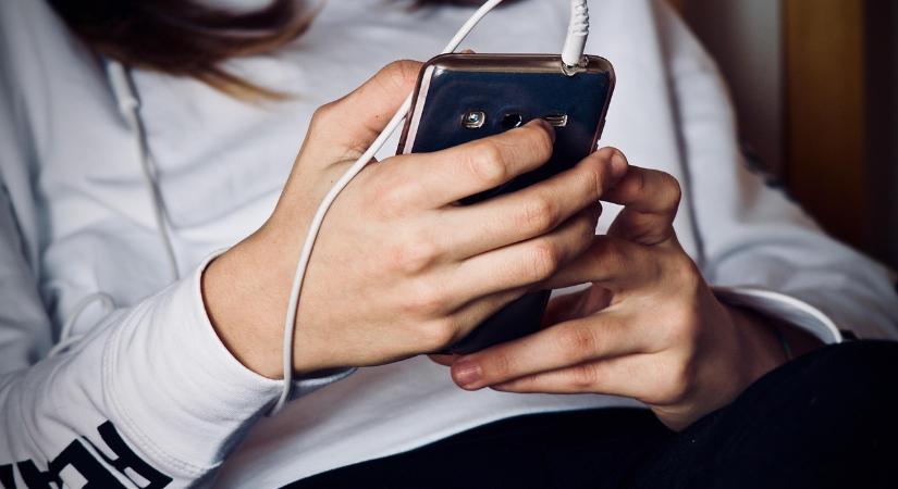 Újabb uniós tagállam tiltaná be a mobiltelefonok iskolai használatát