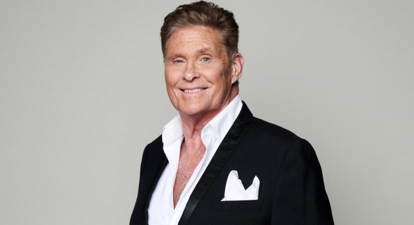 A 73 éves David Hasselhoff segítséggel sétált 28 évvel fiatalabb felesége mellett