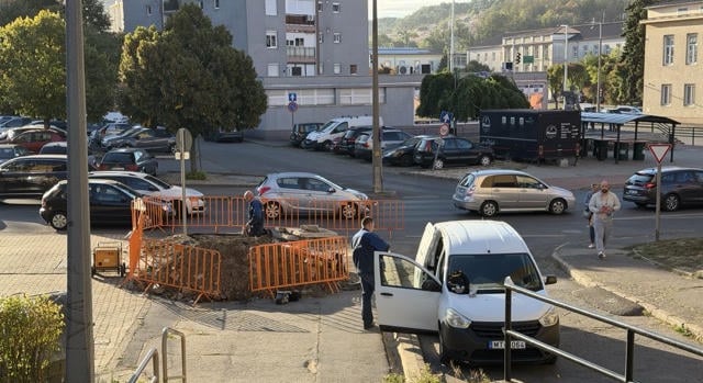 Csőlyukadás miatt nincsen melegvíz a belváros egy részén és Kenderföldön