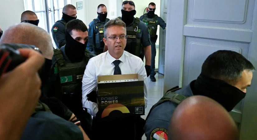 Nézd mit csinált Hankó Balázs a bíróságon, itt a videó
