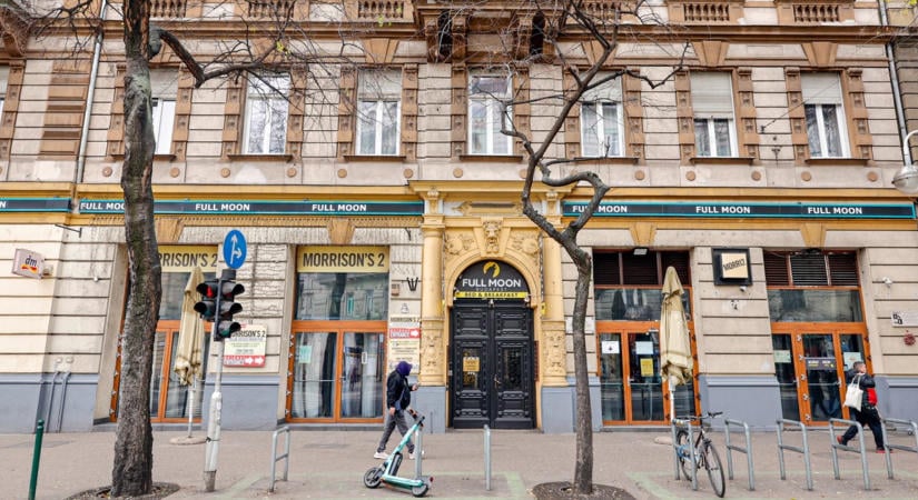 Hajszálon múlott a tragédia: Az emeletről ugrott a bulizók közé egy fiatal a Morrison's 2-ben – videón ahogy becsapódik