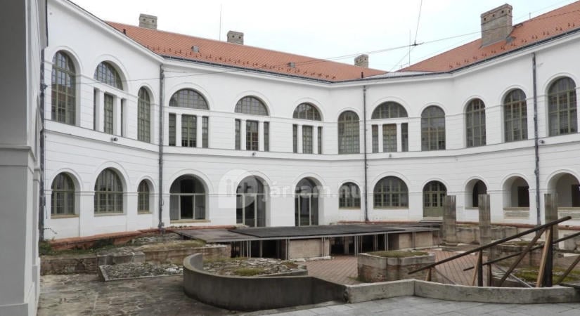 Százan rekedtek kint, ezért váratlant lépett a zenész – elképesztő napja volt Szekszárdnak 180 éve