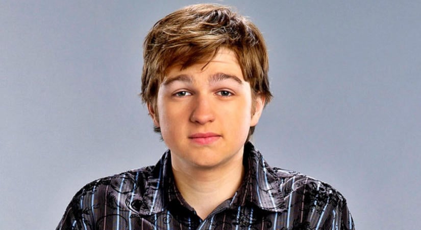 Sokkoló fotókon a 33 éves Angus T. Jones, a Két pasi – meg egy kicsi egykori gyereksztárja