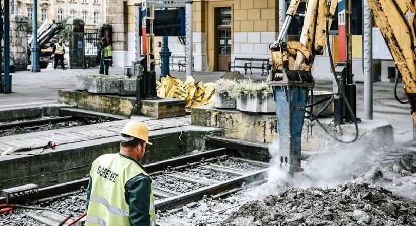 „Olyan monopolhelyzetet teremtettek nekik, mint a huzat”  előre leosztott közbeszerzésekről beszélnek a MÁV alkalmazottai