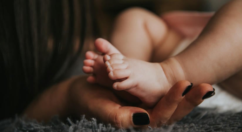 „Még a kórházi ágyban feküdtem, mikor megkérdezte, mikor jön a második gyerek” – Anyák mesélnek a legdurvább elvárásokról