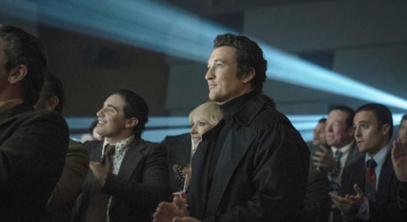 Hollywood, ahol minden titok aranyfényben úszik és Miles Teller ismét tündököl. Az ajánlat. Kritika