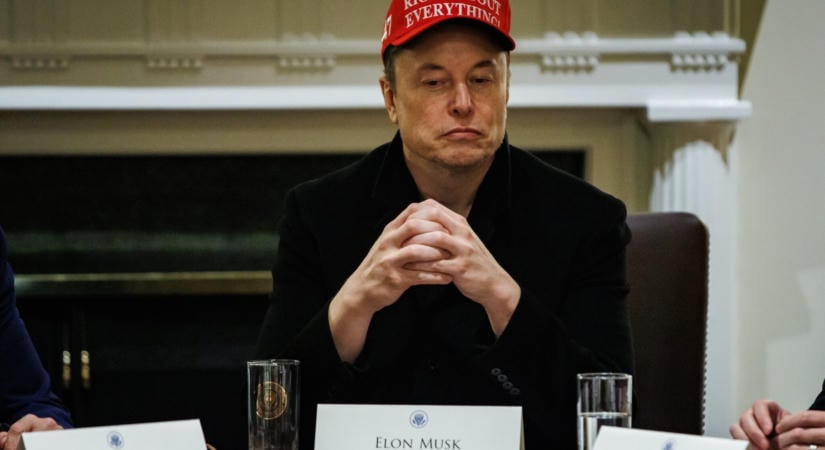 Elon Musk eladhatja a Teslát, csakhogy a vevő is ő lenne