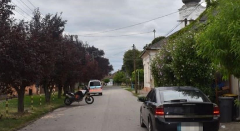 Fának csapódott a motoros, az elé kanyarodó autós meg sem állt