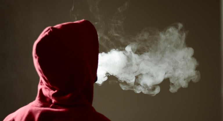 Külföldről rendelt e-cigarettát szívott, két slukktól kórházba került egy makói fiatal