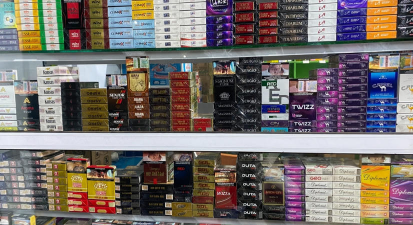 Az M5-ösön buktak le: több mint egymillió forintnyi cigaretta lapult a kisbuszban