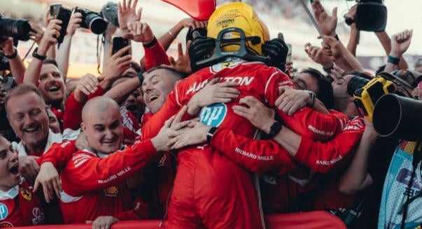 Hamilton cáfolta, hogy emberek kirúgását kérte volna a Ferraritól
