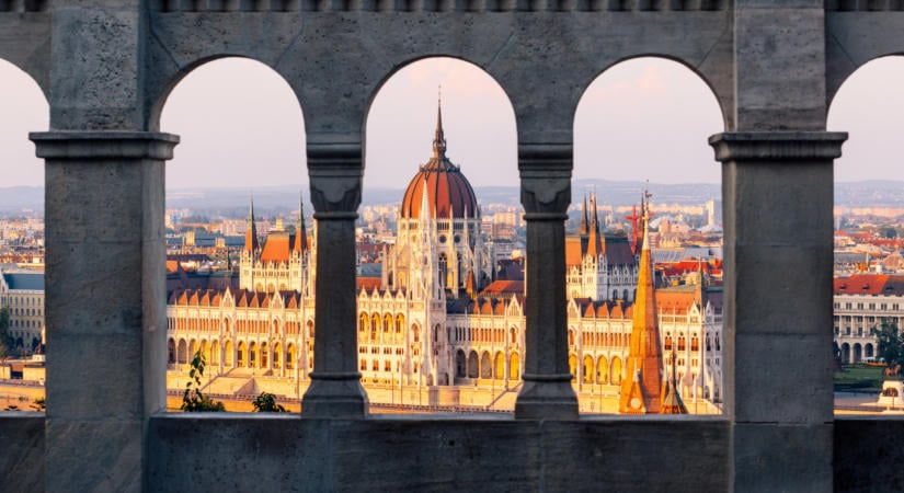 Tüntetés a Miniszterelnökség előtt: Magyar Péter a helyszínen fogadta a petíciót