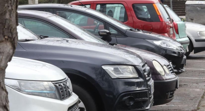 Hatalmas megkönnyebbülés az ingázóknak: végre megnyílik az abonyi MÁV-parkoló
