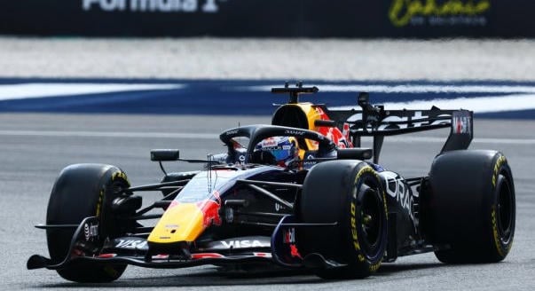 Miért nem futott lágy gumis kört Verstappen?
