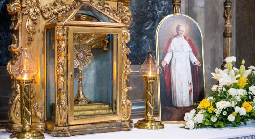 Szent II. János Pál pápa vérereklyéjét helyezték el a pápai Nagytemplomban