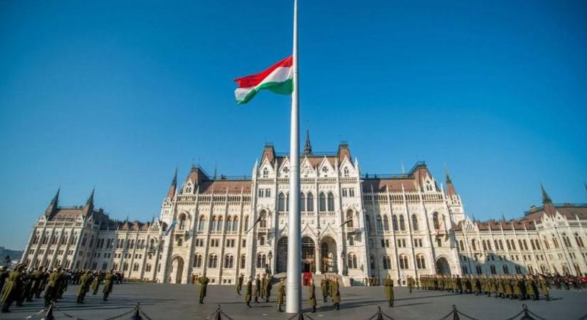 Demokrácia napja igen, magyar királyság nem – két népszavazási kérdésről határoztak