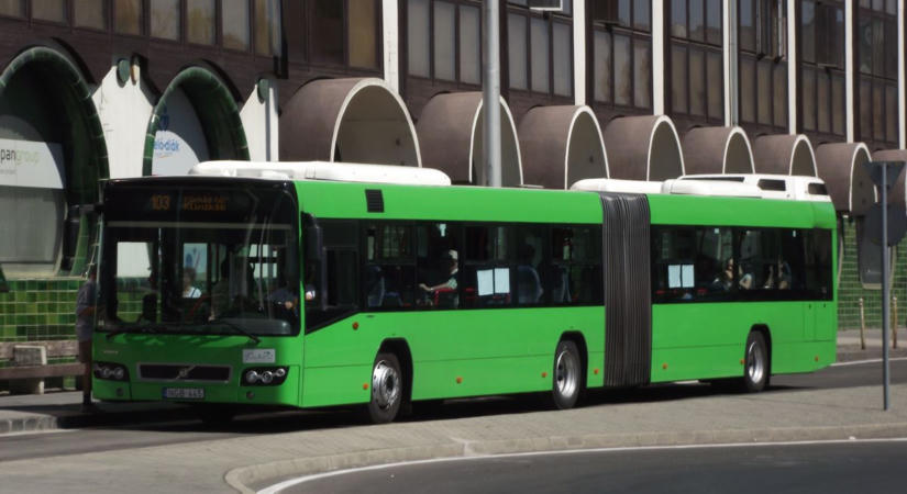 Kövekkel támadják a buszjáratokat, már a sofőrökért is aggódnak