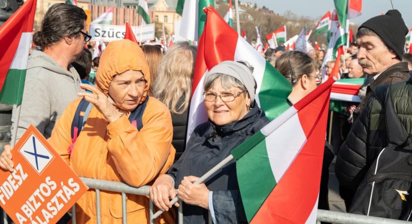 Mégsem mennek ki az utcára a fideszesek: a CÖF egyelőre jegeli a Békemenetet
