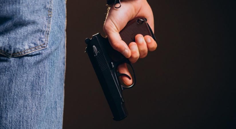 A sztrádán fogott fegyvert egy másik sofőrre