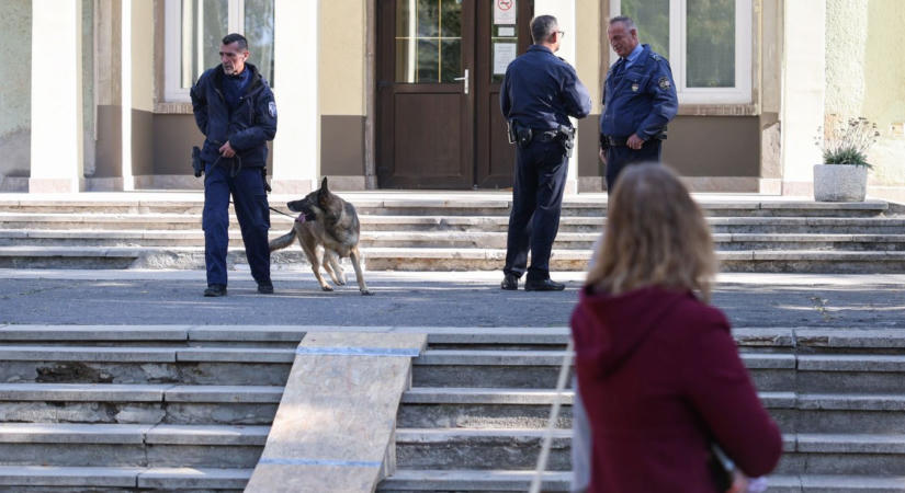 Két iskolában is bombát kerestek Tatabányán - a gyerekek a rendőrségi buszokban várakoztak - fotók, videó