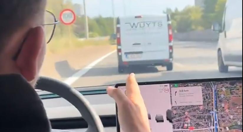 Nagy jelenet: mobilon hívta a belső sávban ragadt furgont, hogy adjon helyet