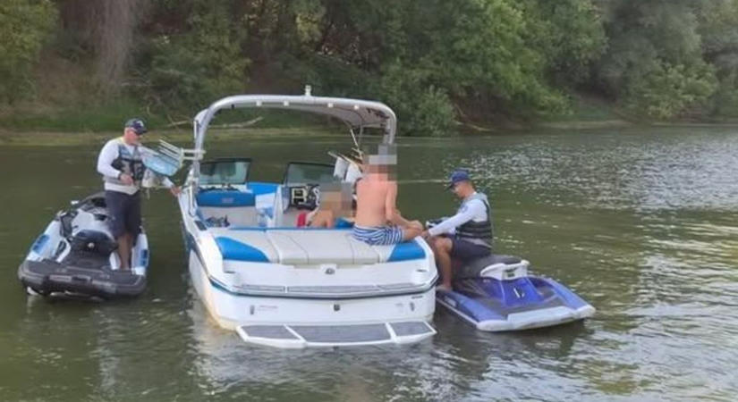 Baj van a részeg tengerésszel – addig dalolt az ittas motorcsónakos, míg a rendőrök horgára akadt a Tisza-tavon