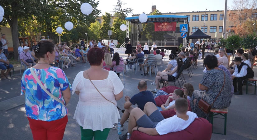 Népviseletek a művészeti korzón