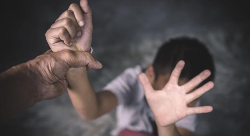 „Takarodj a helyedre!” – mindenki hallotta, ahogy az apa megalázta a saját lányát a pécsi étteremben