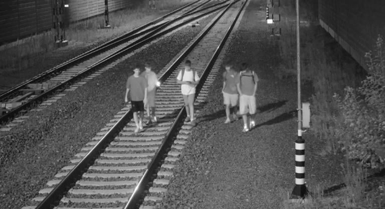 Tizenévesek poénból köveket tettek a vasúti váltóba Debrecennél, a lakosság segítségét kéri a rendőrség