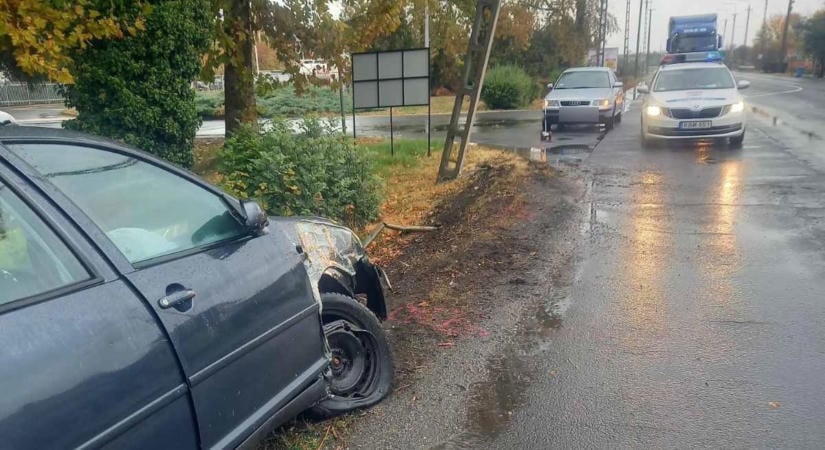 Fotókon a hajdú-bihari baleset! Táblának, majd villanyoszlopnak ütközött egy autó