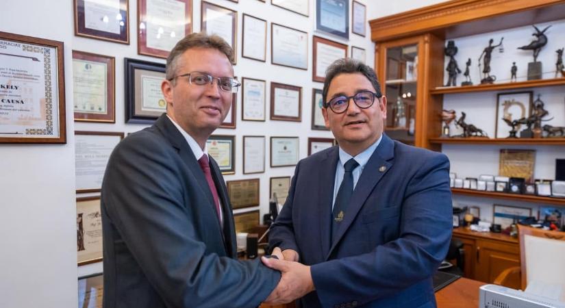 Dőlt a közpénz Merkely Bélához: pályázat nélkül, összesen 600 milliót kapott a Semmelweis rektorának és fiának közös cége Hankó Balázstól