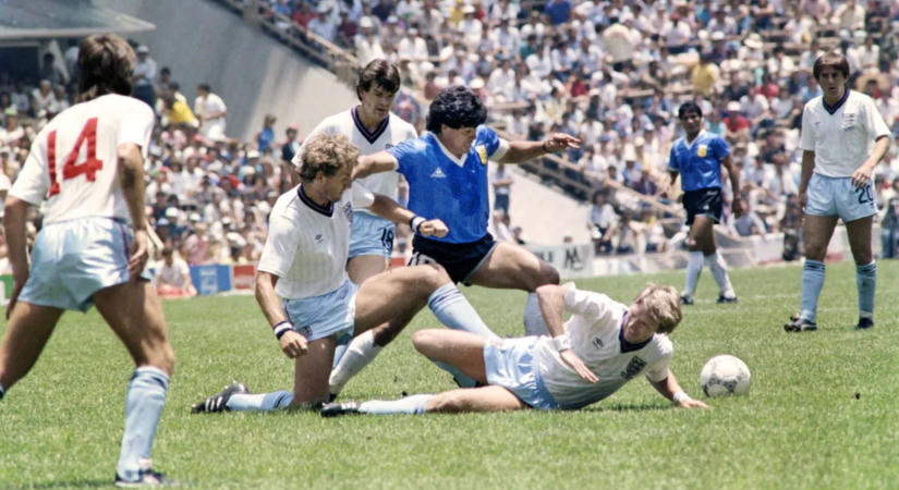 Egy angol-argentin botrány miatt vezették be a piros és sárga lapokat a futballban
