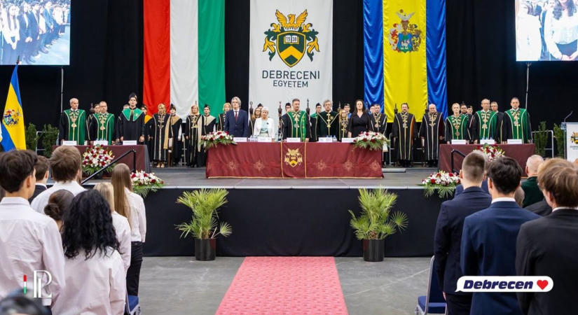 Debrecenben botrányba fulladt a tanévnyitó, Papp László keményen üzent a miniszternek