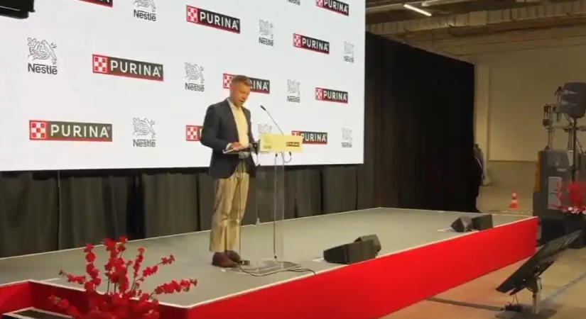 Robotkutya indította el az új gyártósort Bükön - Magyar Péter is jelen volt