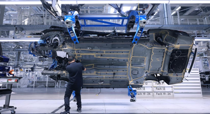 Alkatrészhiány miatt leállt a Mercedes-Benz egyik legfontosabb üzeme