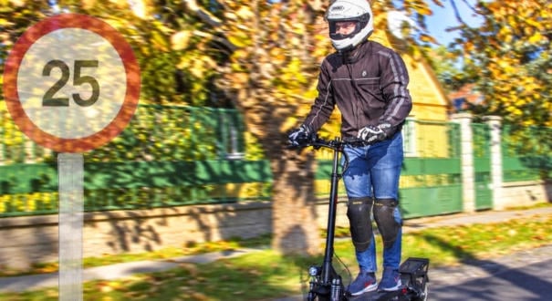 Heteken belül átírják a KRESZ-t: változnak a rollerezés szabályai