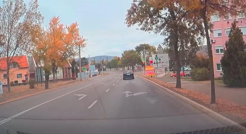 Ember, mit művelsz? Döbbenetes autós manővert rögzített a kamera Gyöngyösön – videóval