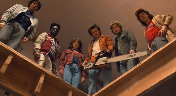A Stranger Things-beli kollégái támogatták Joe Keery fellépését