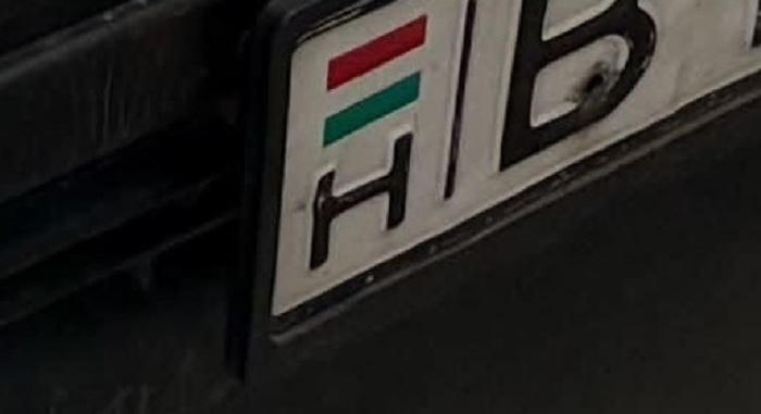 Rendszámot árul egy magyar ajándék autóval