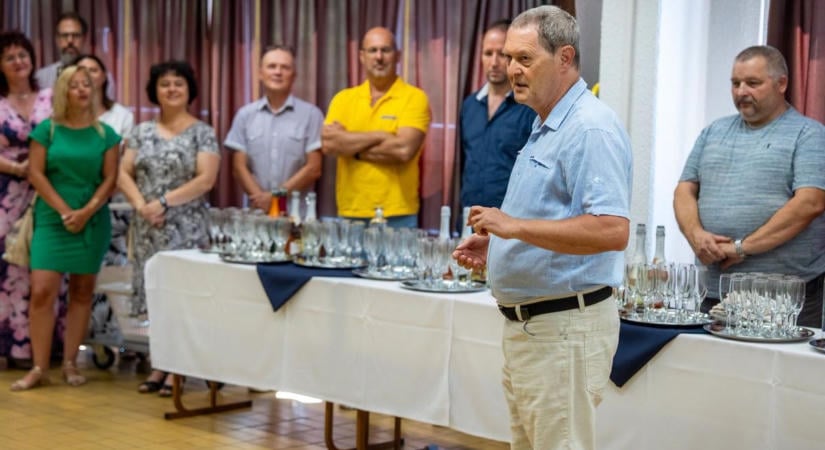Negyvenéves lett az ESZI, az alapító igazgató vágta fel az ünnepi tortát
