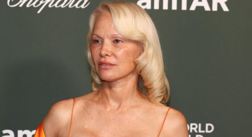Mindenki Pamela Andersont nézte Velencében: smink nélkül érkezett a vörös szőnyegre, a ruhája pedig mindent vitt