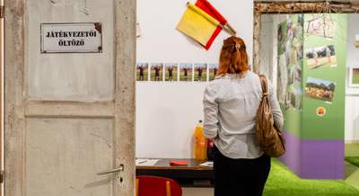 Szotyizás, öltözőillat és eltűnő focicsapatok – Megnéztük a veszprémi Hátsó füves kiállítást