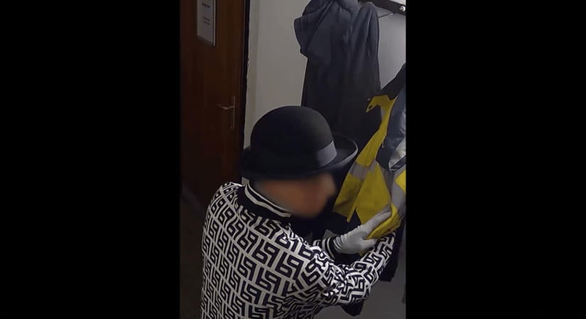 Parkolótáblával törte be a Magyar Színházba, majd felvette a színészek ruháit egy 18 éves férfi – videó